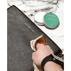 Crema hidratante y limpiadora para accesorios de piel como bolsos o cinturones