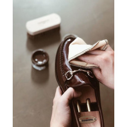 Aplicación de crema para zapatos con gamuza