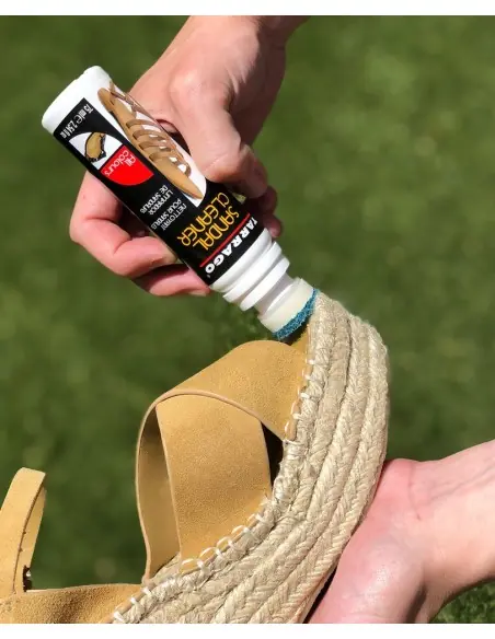 Limpiar sandalias de ante y también para limpiar las plantillas de las sandalias