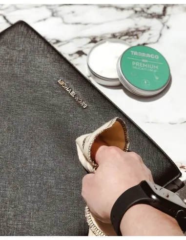 Crema hidratante y limpiadora para accesorios de piel como bolsos o cinturones