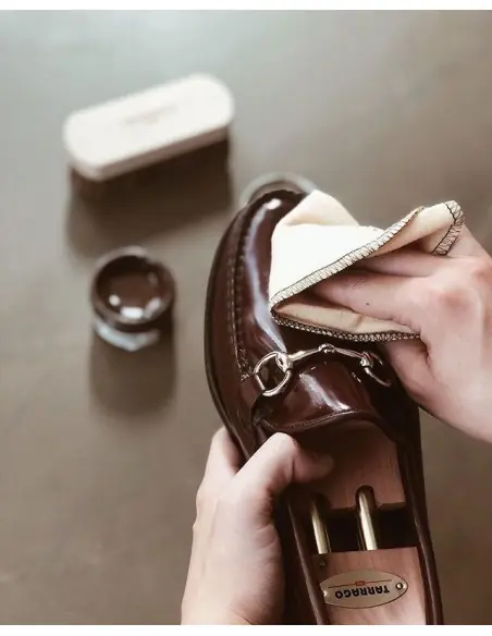 Aplicación de crema para zapatos con gamuza